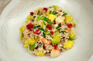 ensalada de arroz con langostinos